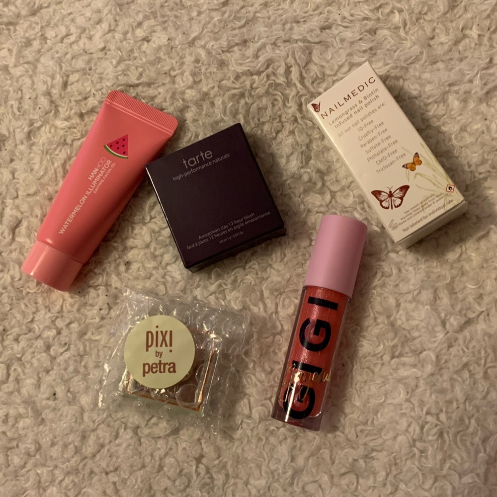 SOLD‼️‼️ Mini Makeup Haul! - Picture 2 of 8